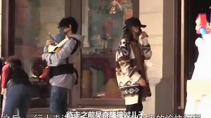 吴奇隆带儿子探班刘诗诗，享受亲子时光游迪士尼，变霹雳虎逗儿子