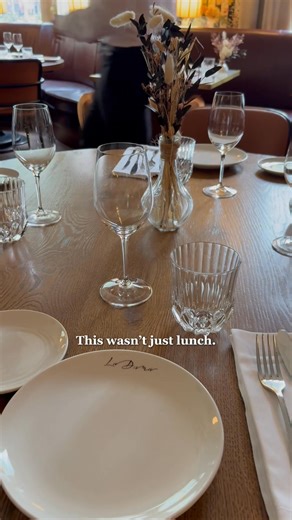 What was supposed to be a normal sightseeing day turned into one of our favorite travel memories yet 🤫✨ After touring the stunning Sagrada Família — the world-famous church designed by Antoni Gaudí with the most unreal stained glass I’ve ever seen — our guide led us somewhere totally unexpected… A secret speakeasy hidden inside an apartment building. 😳🍸 Welcome to La Dama (@theladama), aka “The Secret Apartment” — filled with beautiful cocktails, incredible food, and the dreamiest atmosphere.