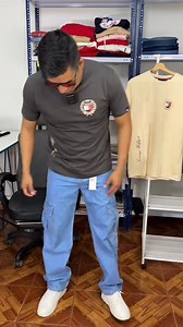 Este pantalón jeans cargo es ideal para llevarlo en cualquier estación del año y está disponible 😎 #pantalones #jeans #cargo #Gamarra #emprendimiento #almacen #ropa #hombres #ventasonline | Qipay