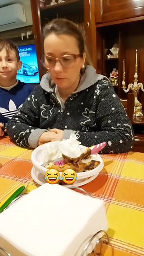 Dining Scene Humor: A Funny Meal Experience