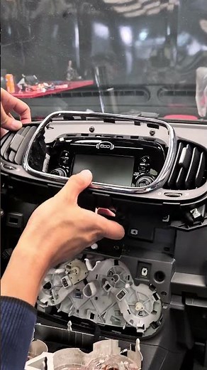 Installation of a new car radio for Fiat 500 phase 2
