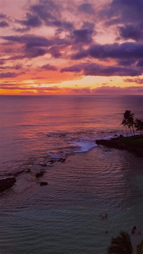 8.9K views · 313 reactions | Sunset in Hawaii️ @natejourneys Follow @AlohaStoked Follow @HawaiianIslandsnow #HawaiiSunset #SunsetInHawaii #AlohaSunset #HawaiiSkies #TropicalSunset #IslandSunset #SunsetLovers | Experience Hawaii Media | Facebook