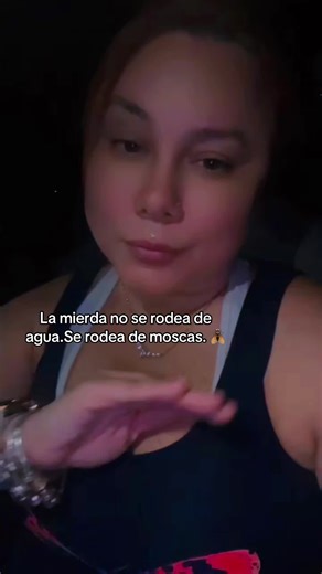 La miel no discute, no ruega, no se rebaja…y aun así siempre es mejor opción. 🍯 Si sigues rodeándote de gente mediocre, chismosa, negativa, conformista,no es mala suerte… es coherencia.Tu entorno determina: cómo piensas cómo te mueves hasta cuánto te atreves a soñar Y no, no todo el mundo merece acceso a ti. No todo el mundo merece sentarse en tu mesa.Eleva tus estándares o acostúmbrate a resultados mediocres.Así de simple. Así de crudo. Así de real. #amorpropio #consejo #reflexion