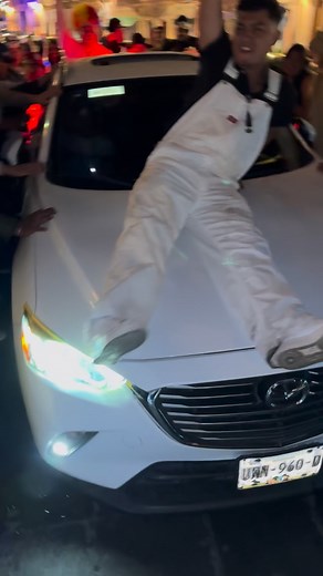 Zacatecas, el único estado donde la gente hace fiesta donde quiere JAJAJAJA 🇲🇽❤️🎉 Muchos personajes bailaron payaso de rodeo y alegraron la avenida Hidalgo 🎉 #fblifestyle | Zacatecas Capital