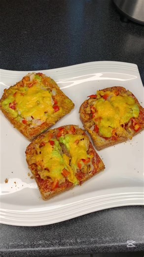 Delicious Brown Bread Pizza Recipe with Chicken and Avocado