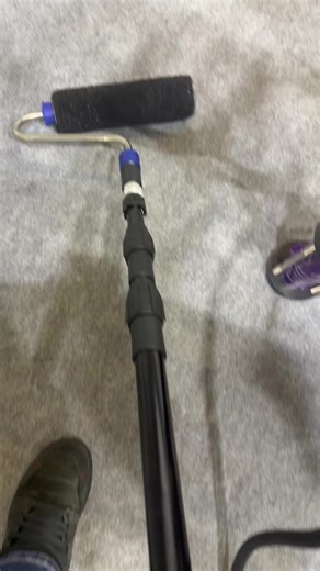 At the exhibition I discovered a truly innovative tool that could change the way painters apply thick coatings and compounds. The system works with a paint or compound bag and uses an auger-driven spray mechanism to transport the material directly to the roller. Inside the device there is a helical auger screw, very similar to the mechanism used in a meat grinder. This rotating screw continuously pushes the material forward through the chamber. As the auger (screw conveyor) rotates, it moves the