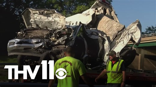 Deadly multi-vehicle accident involving semis blocks I-40 traffic, police say