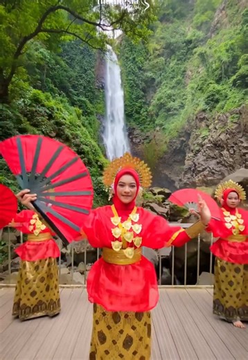 A beautiful moment where culture meets nature 🤍 Tari Kipas Pakarena, a graceful traditional dance from Makassar, performed beside the stunning Bissappu Waterfall in South Sulawesi. A glimpse of Indonesia’s rich culture in a breathtaking natural setting. Cr/IG: ind.tari 📍 Bissappu Waterfall, South Sulawesi #WonderfulIndonesia #WaterfallViews #ExploreIndonesia #IndonesianTradition #TravelTok