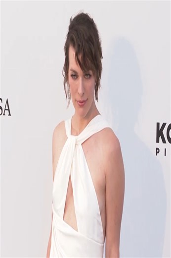 Milla Jovovich fait une apparition remarquée sur le tapis rouge