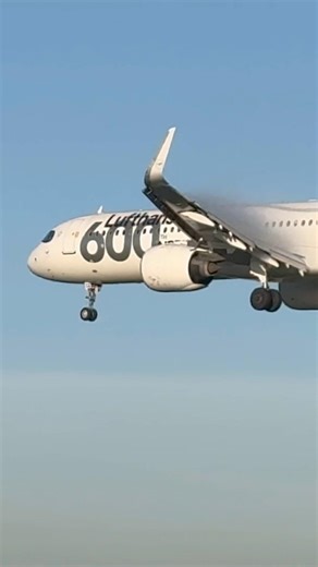 Airbus A321NEO with Lufthansa landing at London Heathrow with the special 600 aircraft sticker!