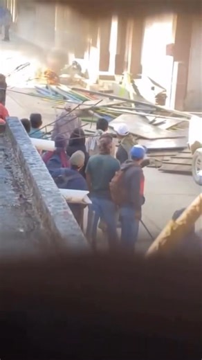 🔴 ASÍ INICIARON LOS CONFLICTOS EN LA SIERRA DE CHIAPAS Un grupo de personas del ejido Santo Domingo La Cascada irrumpió en el tramo carretero Llano Grande–Ángel Díaz, donde trabajadores realizaban labores, y agredió al operador de una máquina y a quienes se encontraban en el sitio. Los hechos ocurrieron en el barrio Llano Grande, municipio de Honduras de la Sierra, el 11 de febrero. Tras la agresión, los involucrados fueron llevados al centro de Llano Grande. Habitantes del lugar intentaron dia