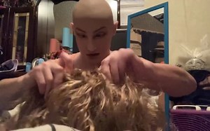 【硅胶面具】femalemask面具易容过程，大叔戴上面具和假胸变成金发美女