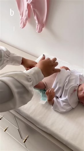 Benvenuto Bambino® on Instagram: "Aqui parece que o bebê vive fazendo cocô! 😥 Toda gravidinha adora se programar para a chegada do bebê, os primeiros dias e meses em casa, essa nova rotina… mas são tantos detalhes, que a gente acaba até ficando preocupada né? Comigo foi troca de fraldas! Sempre ouvindo que era difícil, intenso… 😰 Além de facilitar a rotina, ele traz aquele toque de cuidado e carinho que o bebê merece Se troca de fralda virou rotina por aí... o kit higiene vai ser seu melhor am