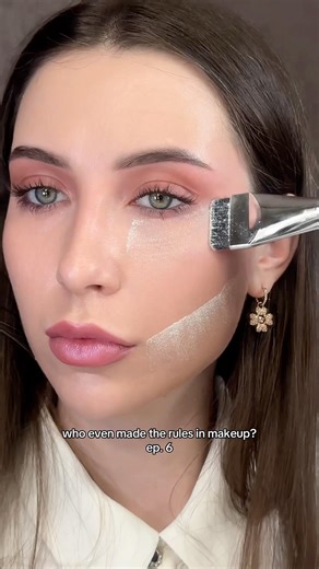 using flour as setting powder because… why not 🫢#makeup #settingpowder #beautytips #powder