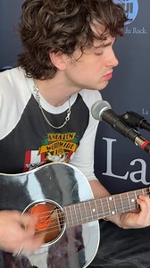 C’était vendredi soir sur OÜI FM, le leader du groupe irlandais Inhaler nous a interprété leur titre « Little Things » en live acoustique. Titre issu de leur nouvel album « Open Wide ». 😍 ⭐️ Inhaler 🎙️ Aurélie 🎬 The Gadget 👉 Retrouvez la session de Inhaler sur ouifm.fr #inhaler #inhalerdublin #littlethings #openwide #live #sessionacoustique #radio #ouifm #laradiodurock | OUI FM