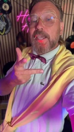 🎤 LIVE MED HARSKE HUBBI! 🎶 Fredag d. 1. august kl. 20-21 på Torvet i Gråsten! 🌆 Glæd jer til en uforglemmelig aften, når Harske HubbI – kendt fra kultfilmen Pollefiction – indtager scenen med sin helt unikke blanding af humor, energi og musikalsk talent! 🔥 Han er skide underholdende – og han får både smilebånd og basarmen i gang. 😄🕺 Så tag vennerne, familien og det gode sommerhumør med – og kom og oplev Harske Hubbi LIVE til Torvedagene i Gråsten! 🌟 📍 Torvet, Gråsten 🕗 Fredag 1. august 