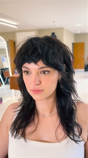 Simon Tuckwell on Instagram: "A little Sunday slowdown I absolutely love this shape on Hannah and this time we took the layering slightly shorter to give it that bounce & movement. I’m always exploring new ways to play with shape & styling, and being trusted to evolve my client’s look and then seeing how happy she is with the result honestly makes me dead happy! What do you all think? Do you love it? Drop a little like or a comment to tell Hannah how badass she looks. Hype her up in the comments