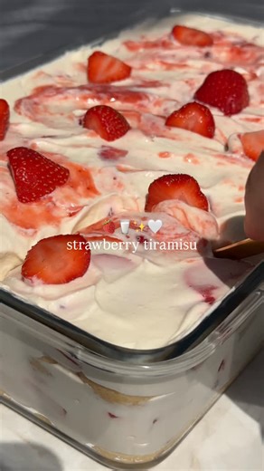 Isabel Kullmann on Instagram: "As last year, I decided to recap the year by reposting my top viral recipes 😍🤍 Starting with #3 : strawberry tiramisu 🍓 Light, creamy, fruity and honestly the perfect summer dessert 🥰 No baking, super easy and always a crowd favorite!! This recipe definitely went viral for a reason 🤭 If you’re looking for an easy no-bake dessert for summer, brunch or dinner parties, this one never disappoints 🤌🏻 Get the recipe on my blog (link in bio) or comment ‘Recipe’ - j