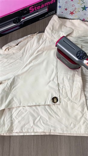 Say goodbye to wrinkles in a flash! ✨ No iron? No problem. Try this quick and easy hack to keep your clothes looking fresh and smooth every day. 👕💨 #WrinkleFree #ClothingHacks #QuickFix #SmoothStyle #LifeHacks