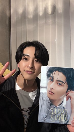 新原泰佑 on Instagram: "『新原泰佑 2025.4-2027.3 calendar』発売決定 カレンダーイベント詳細 ◎東京 4月4日(土) TSUTAYA BOOKSTORE MARUNOUCHI ◎大阪 4月5日(日) 梅田蔦屋書店 ＜特典内容＞ 1冊券：カレンダーを本人からお渡し 2冊券：お客様のスマホで2ショット撮影 ＜申し込み期間＞ ※先着 2月10日(火)21時～3月22日(日)23時59分まで"