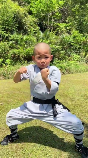 Kung Fu Danzi practices Shaolin boxing outdoors #Shaolin kung fu#the shaolin kids#Inherit Chine