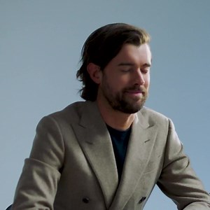 Bow and arrows at the ready... Jack Whitehall has a message for you Nottingham 🏹 🤣 Tickets to see the hilarious comedian live start at just £29.50, book now 📲 https://bit.ly/40uE6Il | Motorpoint Arena Nottingham