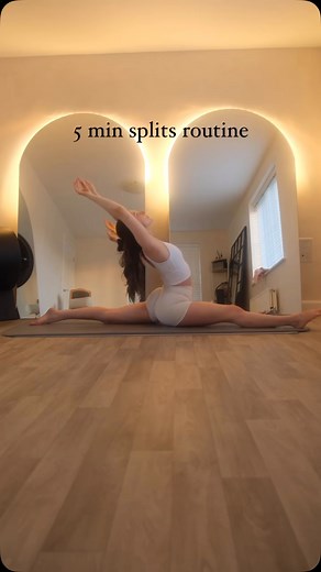 Freya on Instagram: "Splits training involves so many different elements that it’s impossible to cover everything in just one video! Many people assume that tight muscles are the only barrier to flexibility and that simply stretching them is the solution. However, I’ve learned there’s so much more to it than that. For example, nerves require their own specific exercises to improve mobility, as they don’t respond well to prolonged stretches. Strength and active flexibility techniques are also ess