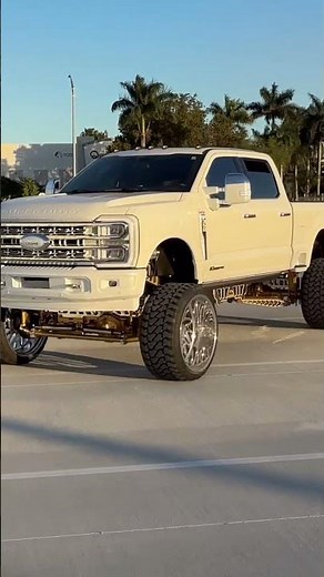 The only way to build a Super Duty this 2025 F250 King Ranch sitting on full optioned 10 inch Papis