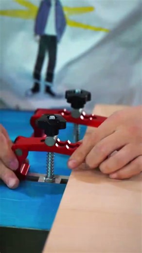 A precision woodworking panel saw is a high-precision board cutting device.