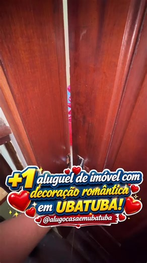 Tem casais que esperam uma data perfeita… e tem casais que transformam qualquer data em um motivo pra celebrar o amor. ❤️✨ Hoje o Chalé Arte ganhou mais uma surpresa romântica preparada com muito carinho: corações, pétalas de rosas, “te amo” espalhado pelo quarto e muitos detalhes pensados pra tornar esse aniversário de casamento inesquecível. 🥹🌹 E eu vou te falar uma coisa? O amor precisa disso. Precisa de intenção, de cuidado, de pausa na correria, de momentos que fazem o coração lembrar por