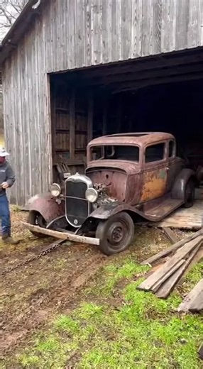 What an incredible transformation! These videos were shot nearly a year apart, showing this classic ’35 coming back to life after a 65-year hibernation. In a short time, it went from sitting still to moving under its own power. Amazing work by Mike! Hollowell Motor Co. #barnfind #1935Ford #3Window #Coupe #ClassicCars
