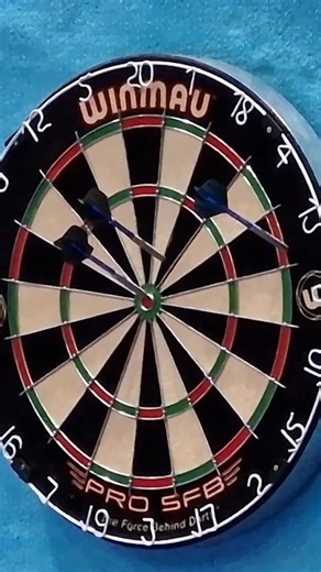 Farthest distance to throw a bullseye in darts 🎯 8 m (26 ft 2 in) by Osman Gürcü 🇹🇷 | Guinness World Records