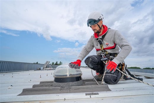 Attila, franchise née à Montargis, entretient de plus en plus de toitures