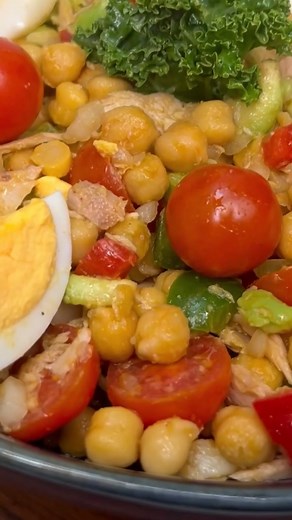 ENSALADA FRÍA DE GARBANZOS 🥗😋 CON ATÚN, PIMIENTOS, AGUACATE y TOMATE, receta sencilla y rápida ✅ ENLACE A LA RECETA DETALLADA: https://youtu.be/SpUnESVaTyI 😀Te enseño a preparar esta deliciosa ensalada fría de garbanzos con pimientos, atún, aguacate y huevo cocido. Esta receta es muy sana y sale espectacular, con un sabor que gusta a toda la familia, y es perfecta para el verano, aunque la puedes preparar todo el año porque está buenísima. 😋 INGREDIENTES: - 60 gr de pimiento verde - 60 gr de