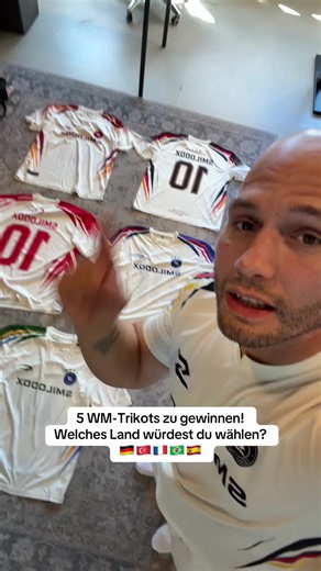 🎁 GEWINNSPIEL 🎁 Die Smilodox WM-Trikots sind ab sofort verfügbar! 🇩🇪🇹🇷🇫🇷🇧🇷🇪🇸 🔥 Die ersten 1.000 Trikots kosten nur 9,99 € 📦 500 Stück im Shop 📱 500 Stück exklusiv in der Smilodox App 💥 Nach den ersten 1.000 verkauften Trikots kosten die nächsten Trikots 19,99 € statt 49,99 € Ich verlose 5 WM-Trikots an euch! 🏆 So nehmt ihr teil: ✅ Video liken ✅ Follower sein ✅ In die Kommentare schreiben: Welches Länder-Trikot ihr haben möchtet eure Größe ⏰ Das Gewinnspiel wird innerhalb der näc