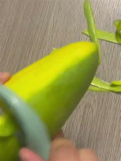 How to peel a mango using a mango peeler so that it can be used as a fruit