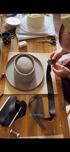 Watch as Peter handcrafts this unique western telescope crown in Natural with a wide pencil roll brim and a two-tone vintage Grosgrain hatband 🩶 | Hornskov