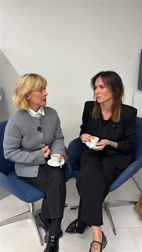 Misha/Hair Studio | Kadeřnictví | Praha on Instagram: "“🌼 Naše Dana nedá dopustit na péči od L’Oréal, Curl Expression. Tuto řadu jsme jí doporučili jako ideální řešení pro její velmi suché a kudrnaté vlasy. Dodává intenzivní hydrataci, podporuje přirozený tvar kudrn a udržuje je krásně pružné, zdravé a definované. 💧🌟 Podělte se s námi máte svou stálici, nebo neustále zkoušíte něco nového? 😊 #curlhair #lorealpro #haircare”"