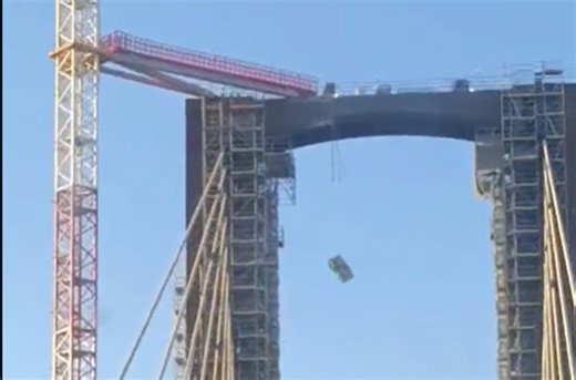 Cae un aseo portátil desde gran altura en el Puente del Centenario de Sevilla - SevillaInfo