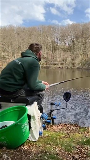 Un pêcheur partage sa technique et admire la beauté du poisson capturé. Prêt pour la prochaine prise et ses couleurs magnifiques. #pecheaucoup #lartdelapeche#pêche #couleurs #poisson #technique #nature | L'Art De La Pêche
