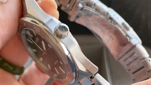 西铁城（CITIZEN）光动能男表 BM7630-80X 八角形防水设计，融合都市男性魅力与科技感，适合商务、约会等多种生活场景。搭载光动能技术，持久续航，无需