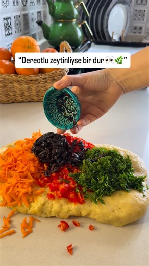 Farah Öztürk on Instagram: "Dereotunun ferahlığı, zeytinin lezzeti 🤍🌿🫒 Yumuşacık hamur, içi kaşarlı efsane tuzlu poğaça Çay saatine çok yakışır 😍 👉 Kaydet, mutlaka dene 🫒 Zeytinli & Kaşarlı Tuzlu Kurabiye Yumuşacık, lezzet garantili 🤤 Kaydet → sonra pişir ✨ Malzemeler • 2 adet yumurta (1 sarısı üzerine) • 3 YK yoğurt • 1 YK sirke • 1 çay bardağı sıvı yağ • 125 g tereyağı • 1 YK toz şeker • 1 tatlı kaşığı tuz • 5 su bardağı un (kontrollü) • 1 kase siyah zeytin (çekirdeği çıkarılmış) • 1 ad