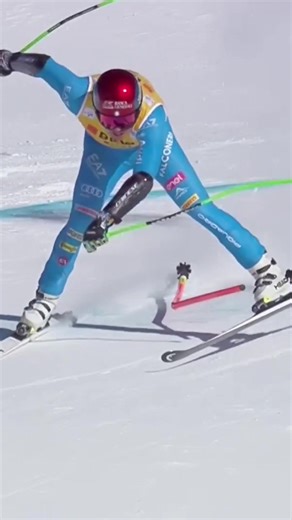 Skiing Mishap: Guglielmo Bosca Takes a Gate to the Shin