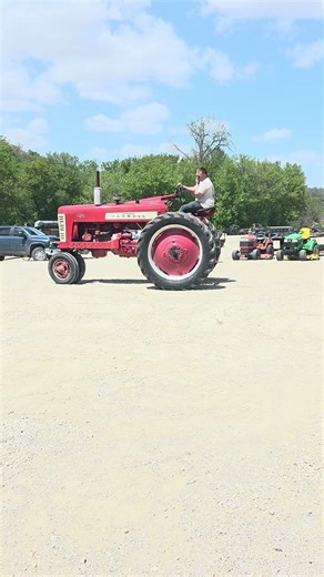 FARMALL 450 GAS TRACTOR