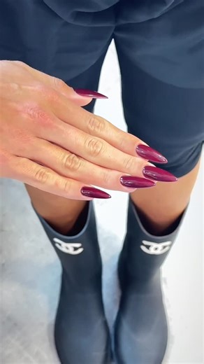 Glow Bar Tsimiski 42 on Instagram: "Το απόλυτο χρώμα Ιανουαρίου–Φεβρουαρίου 🔥💅➡️έντονο, θηλυκό και απίστευτα classy. Το nail color που κάνει δήλωση χωρίς να προσπαθεί. #GlowBarNails #FireCherryNails #JanuaryFebruaryNails #NailArtInspo #GlowGirlStyle"