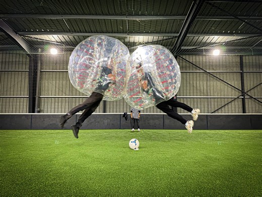 Le Bubble Foot débarque à l'Autre Usine ! Grimpez dans la bulle et amusez-vous entre amis, collègues ou famille 😃 Réservez dès maintenant votre terrain 👉 contact@lautreusine.com | L'Autre Usine