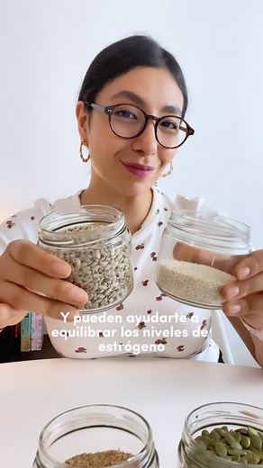 Seed cycling, lee la descripción 🔽 El seed cycling o ciclo de semillas podría ayudarte a equilibrar tus hormonas, aliviar los síntomas del SPM y además elevar tu nutrición. ✌🏼El ciclo menstrual se divide en dos fases principales: la fase folicular y la fase lútea. Durante la fase folicular, que va del día 1 al 14 del ciclo aproximadamente, los niveles de estrógeno aumentan, y para balancear estos hormonas se recomienda agregar 1 cda de semillas de semillas de calabaza y de linaza. Estas semill