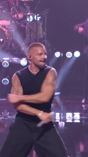 2M views · 74K reactions | Ricky Martin's VMA performance of Cup of Life is giving me life ✨ #RickyMartin #VMA #VMAs | MTV UK | Facebook