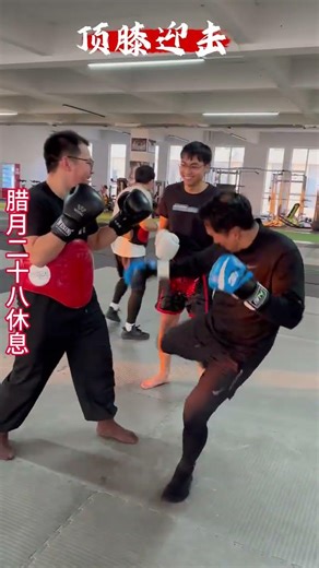 Coach Wocha demonstrated a back straight punch counterattack with a knee top#Fight#Muay