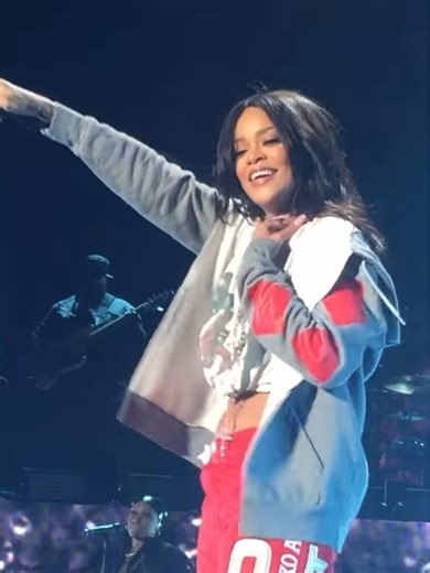 She is a whole vibe 😍 #riri #rihanna | umbrella rihanna